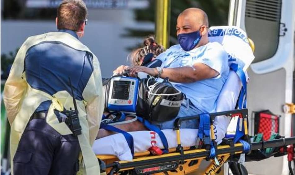 Carlos Bernardes deixa hotel de quarentena em Melbourne e é levado a hospital