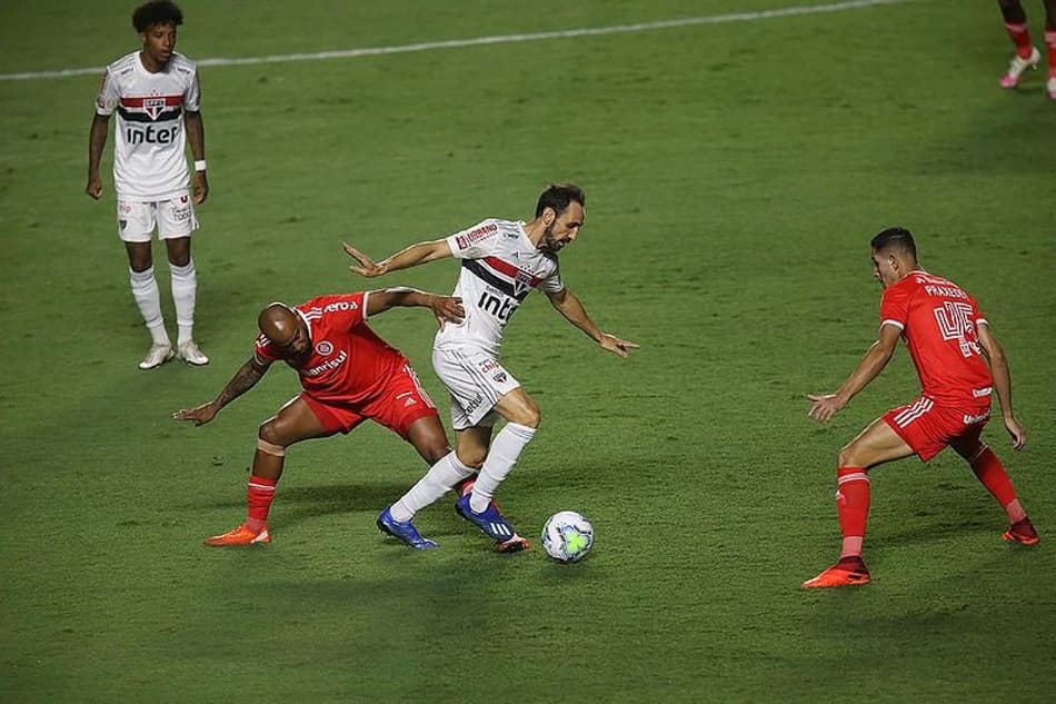 Juanfran afasta polêmicas com nova diretoria: ‘Coisas de time pequeno’