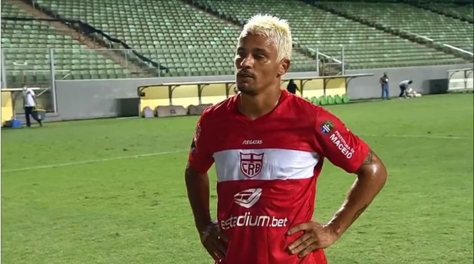 Volante do CRB, Olívio celebra goleada da equipe na Série B