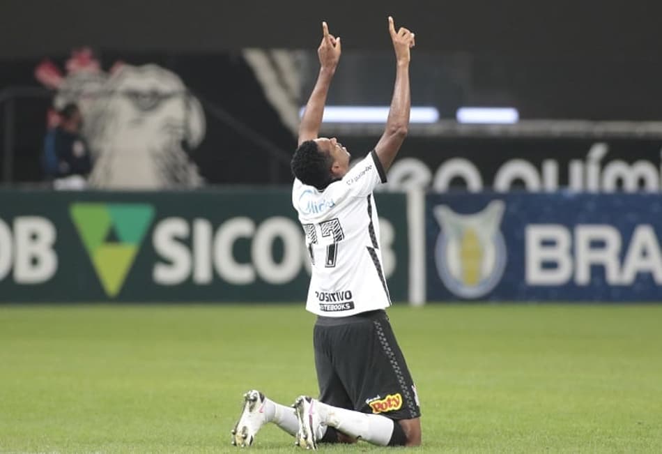Jô exalta carinho pelo Corinthians, após se tornar artilheiro do clube no Século: ‘Orgulho de vestir a camisa’