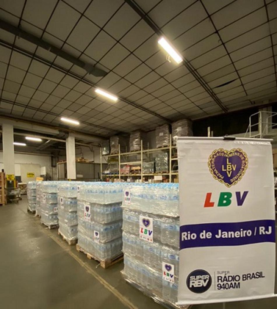 Em mais uma parceria envolvendo o mundo da luta, LBV e MMA Social levam água a vítimas de incêndio no Rio de Janeiro
