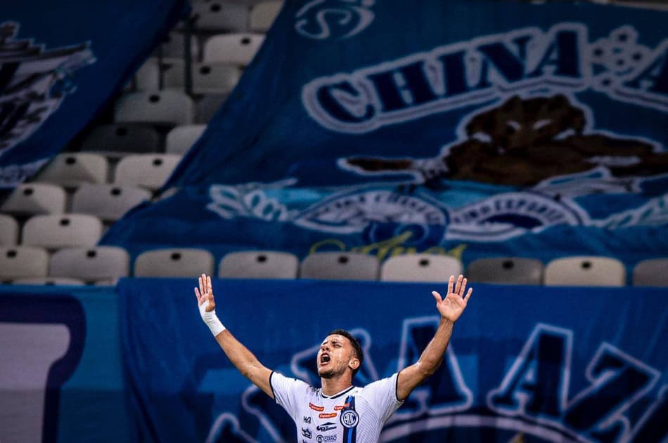 Gorne marca três vezes e escreve nome na história do Confiança