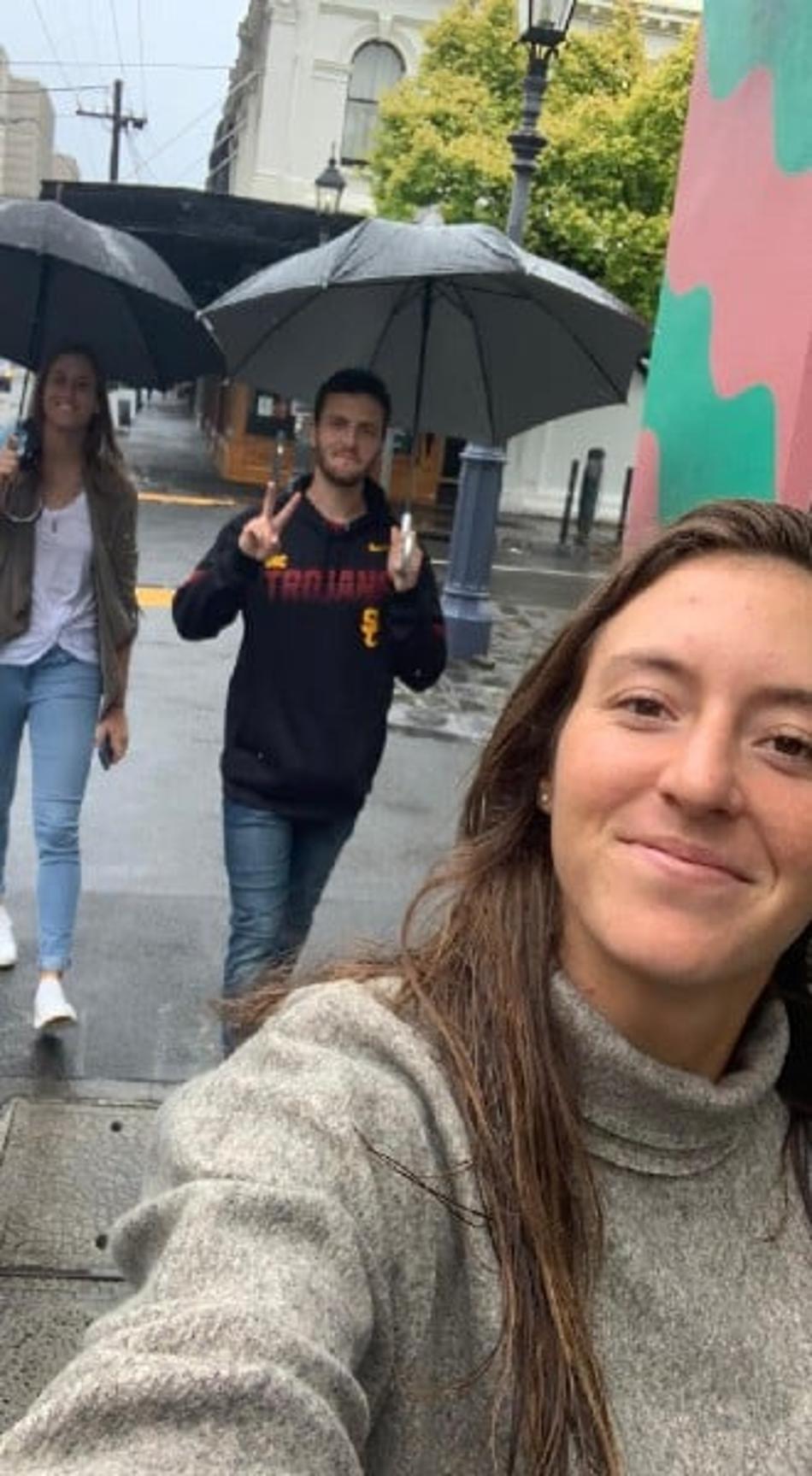 Luisa Stefani conhece rivais em Melbourne e é liberada da quarentena