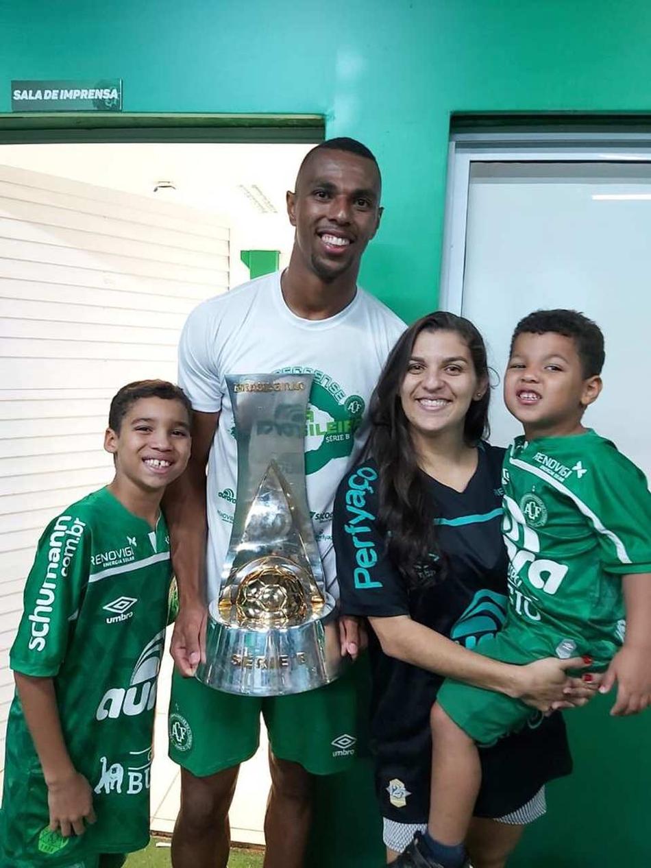 Campeão brasileiro pela Chapecoense, zagueiro agradece apoio do torcedor