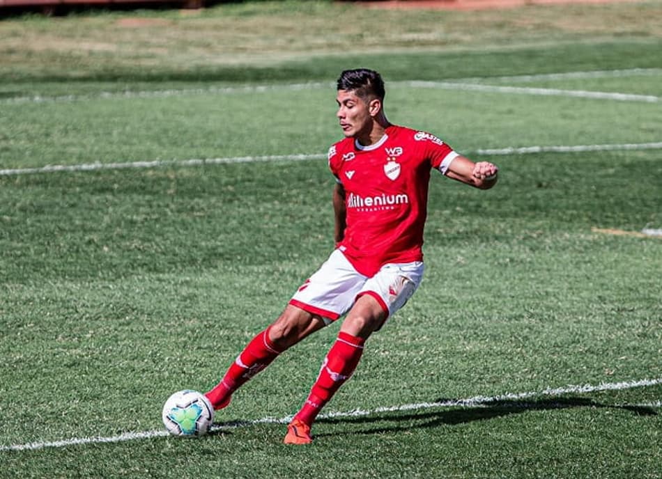 Destaque do Vila Nova comemora sequência no sub-23 e mira vaga no profissional