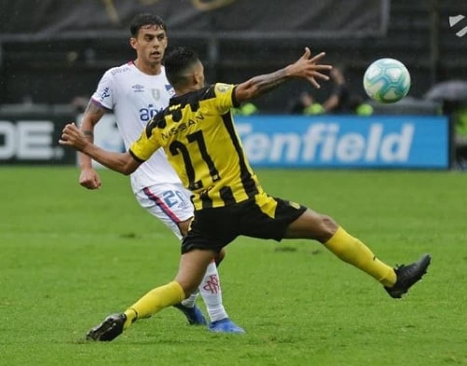 Uruguaio: Com expulsões, Nacional e Peñarol apenas empatam