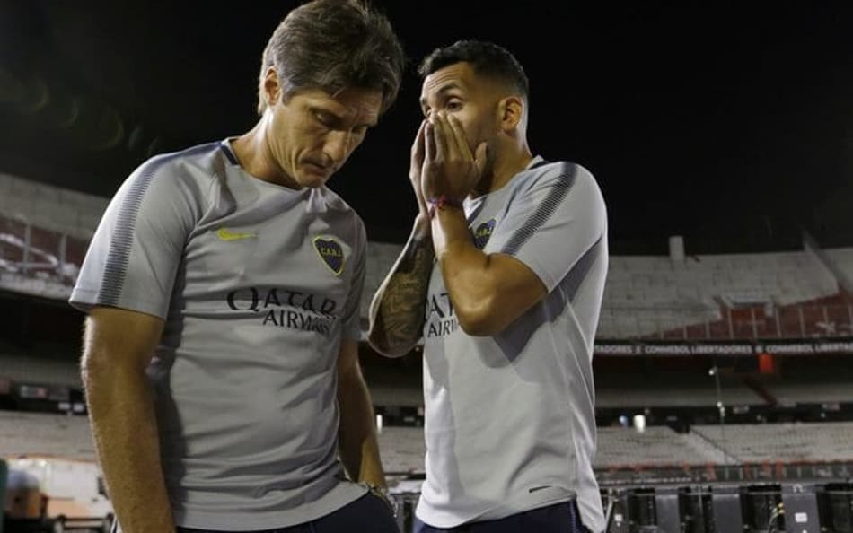 Medalhões no banco? Schelotto, alvo do São Paulo, já deixou Tévez na reserva em final de Libertadores