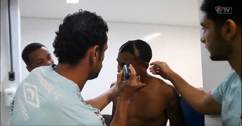 Trote de John Kennedy liderado por Fred e música de Barcelos: os bastidores da vitória do Fluminense