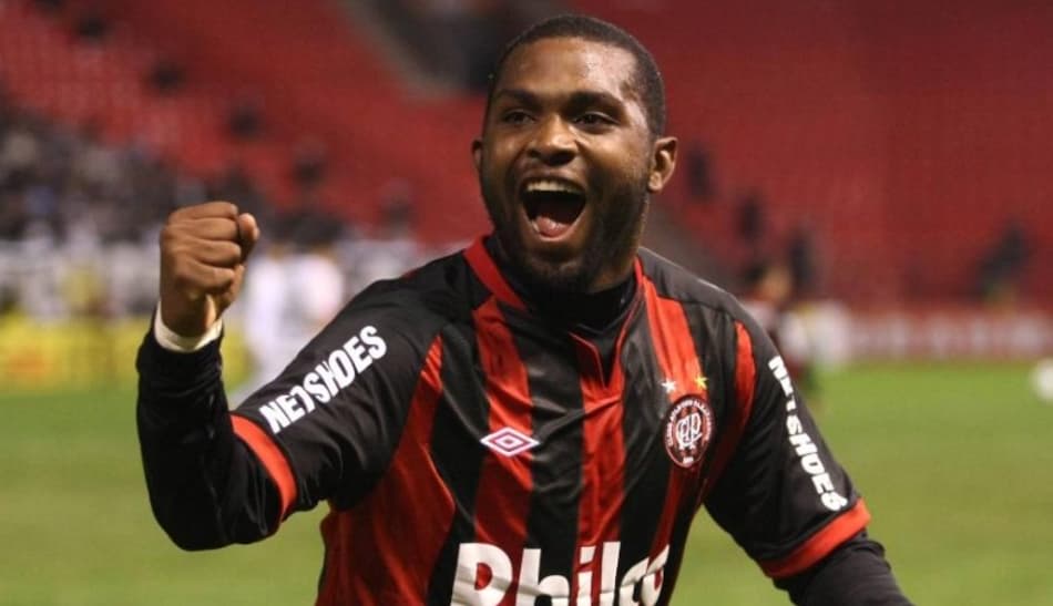 Vergonha, constrangedor… imprensa argentina detona tuítes de Petraglia sobre Morro García