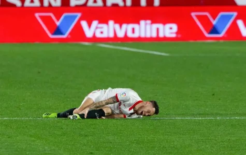 Após entrada dura, meia argentino do Sevilla sai de campo chorando; veja o vídeo