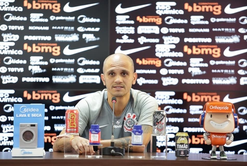 Fábio Santos comenta maratona do Corinthians, mas quer pensar jogo a jogo: ‘Nosso foco é o Athletico-PR’