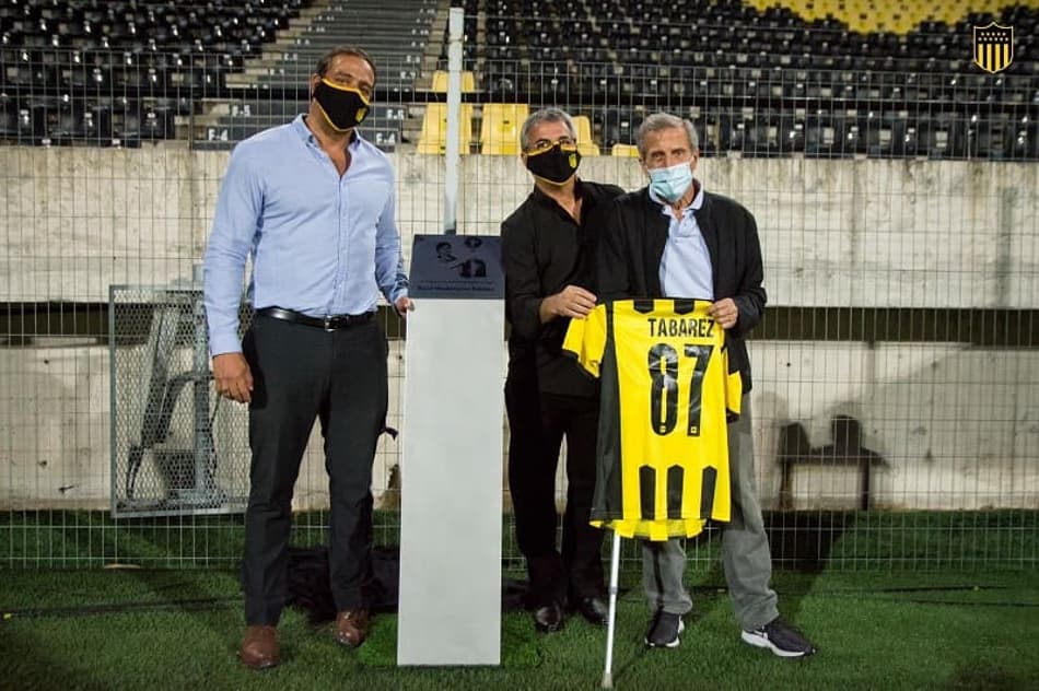 Técnico da seleção uruguaia é homenageado pelo Peñarol