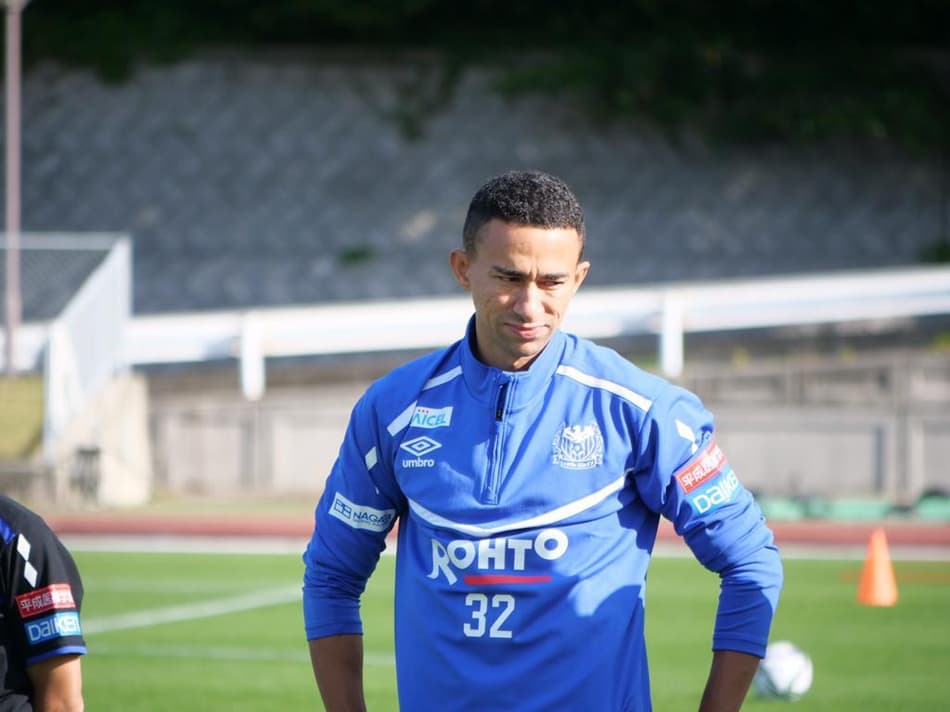 Atacante formado no Santos muda de clube, mas permanece no Japão