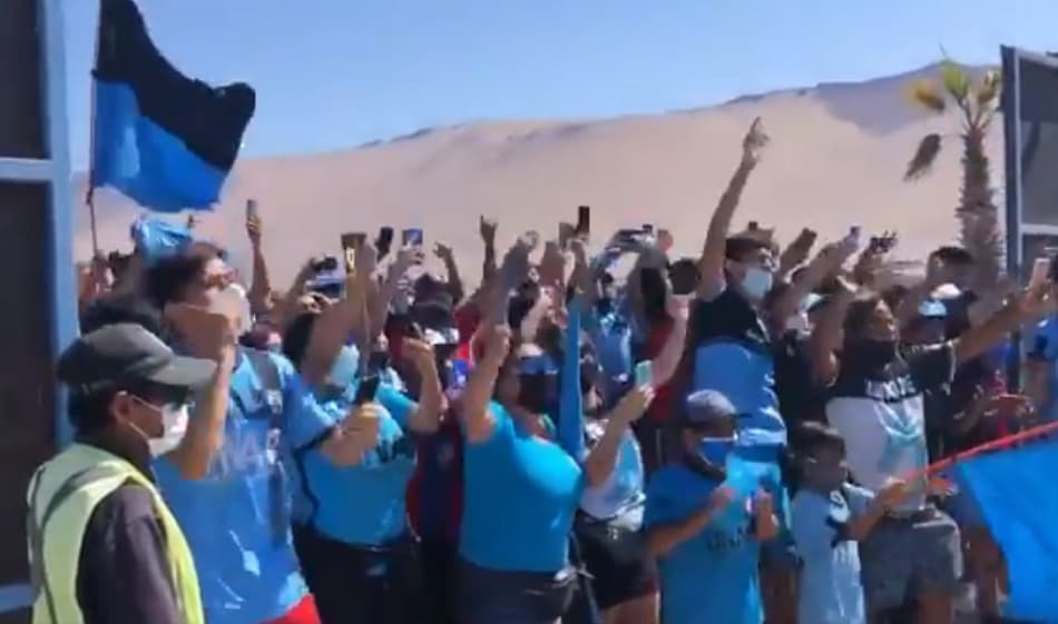 Mesmo após rebaixamento, torcedor recebe equipe com festa no Chile