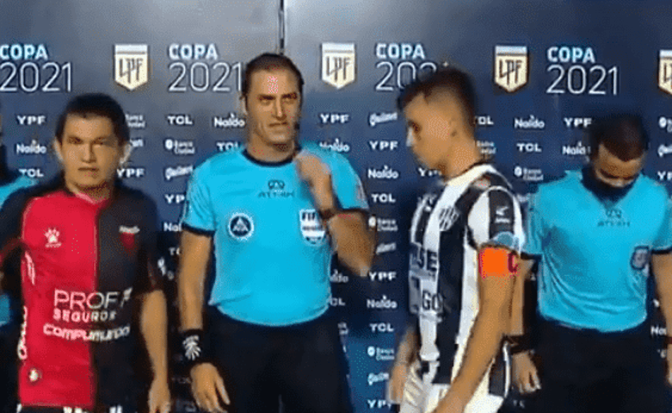 À lá Ronaldinho, ex-carrasco do Atlético-MG dá caneta em árbitro na estreia do Argentino