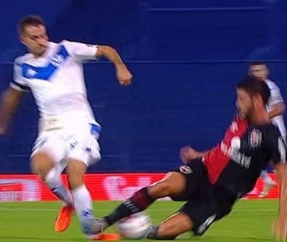 Pintou o Puskás? Argentino surpreende e marca golaço com voleio de fora da área; assista