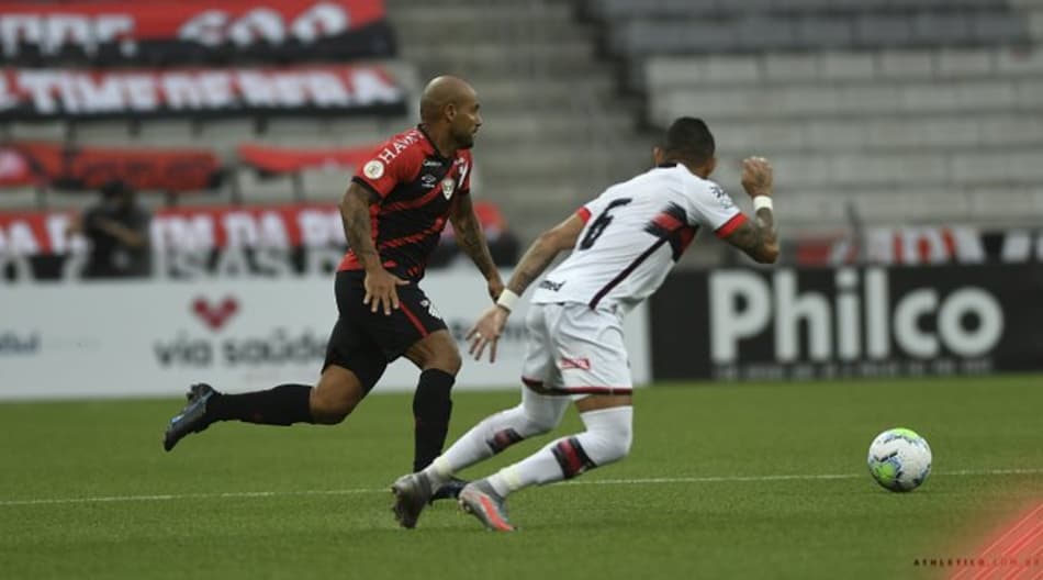 Athletico faz gol no último minuto, vence Atlético-GO e entra no G-8 do Brasileirão