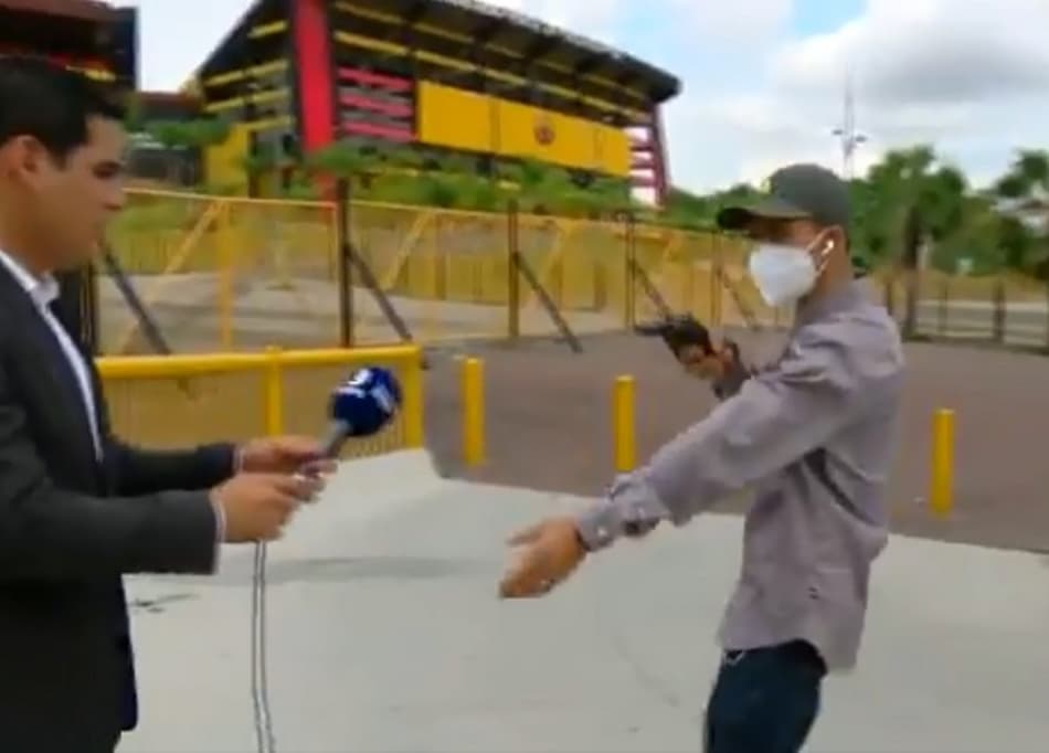 Jornalista no Equador é assaltado em gravação na porta de estádio