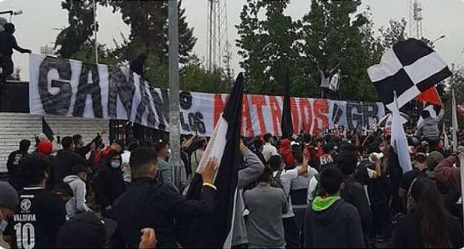 Entre apoio e ameaça de morte, Colo-Colo parte para jogo contra a degola