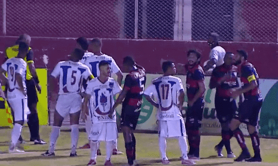 Vitória fica na frente duas vezes, mas sofre com 'caçulinha' Unirb e só empata na estreia do Baianão