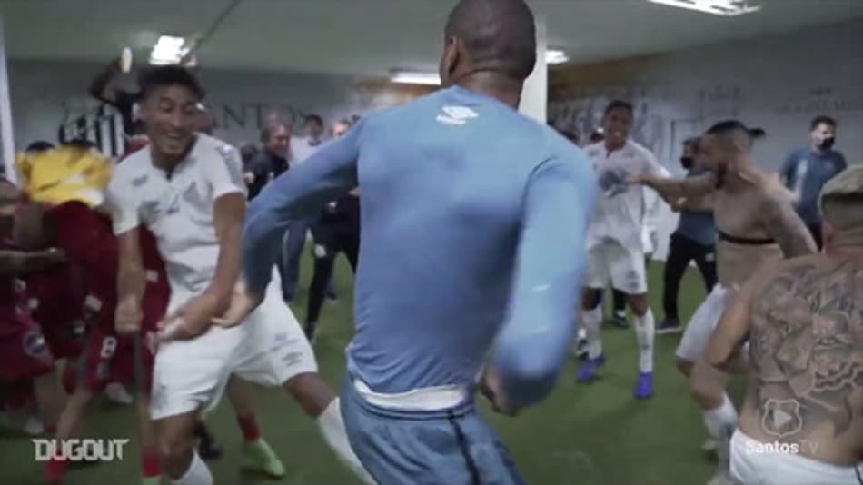 VÍDEO: Vibração na Vila! Veja a comemoração no vestiário do Santos após a vitória no clássico