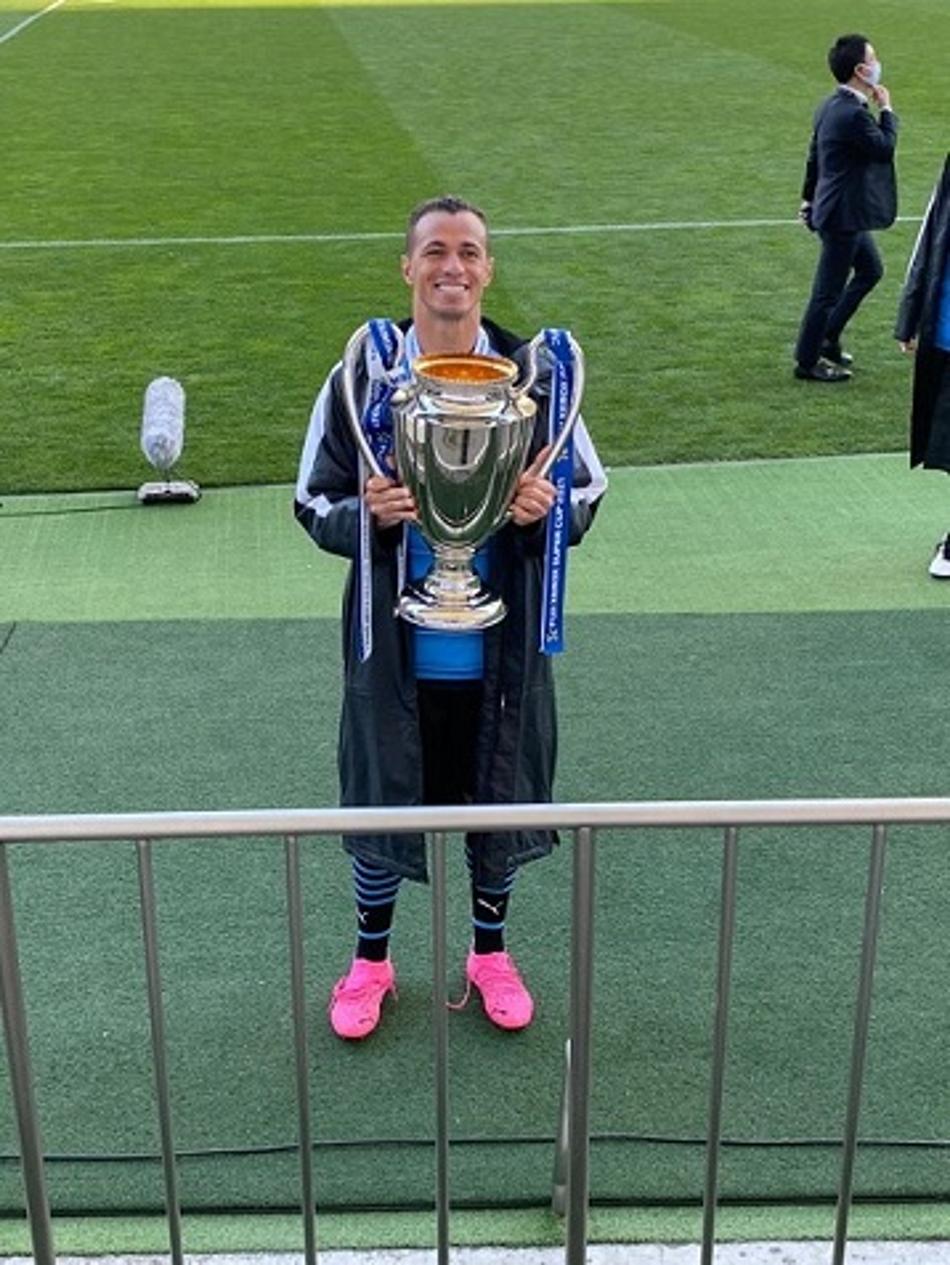 Leandro Damião levanta mais um troféu no futebol japonês