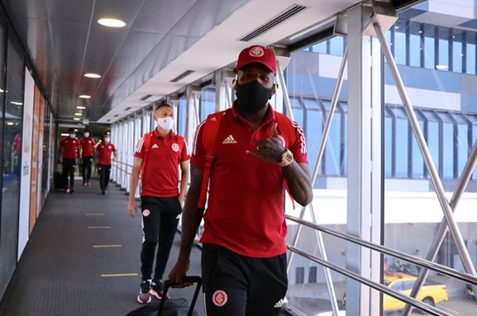 No embarque do Internacional para o Rio de Janeiro, torcida se aglomera em aeroporto