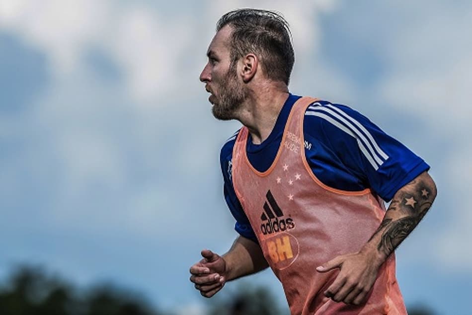 Bruno José é apresentado no Cruzeiro, fala de seu estilo versátil de jogo e até de 'broncas' de Sobis