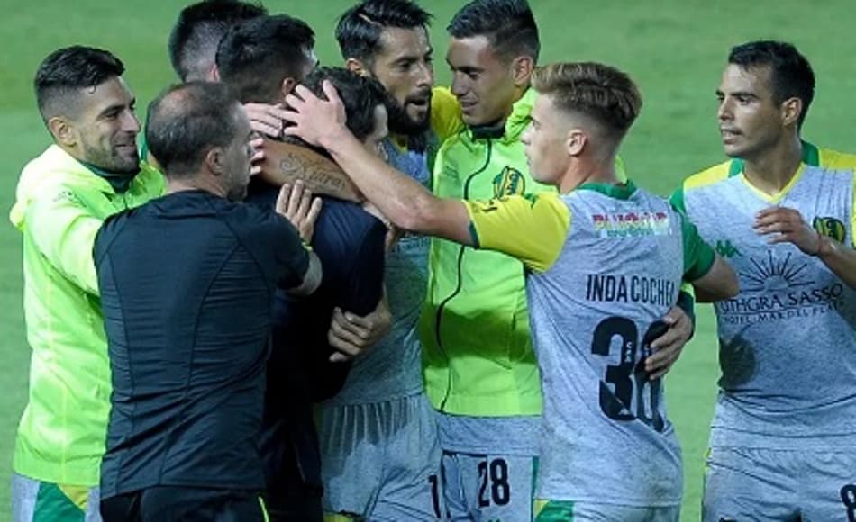 Jogadores do Aldosivi prestam solidariedade a Fernando Gago; irmão do treinador morreu vítima de um AVC