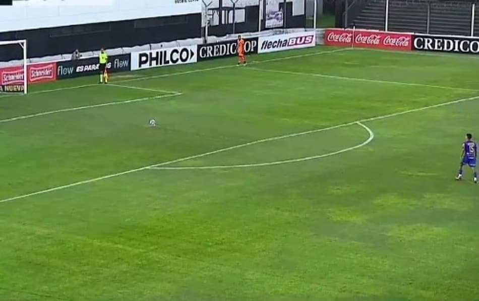 11 metros de distância…atacante cobra pênalti bizarro na Argentina; Assista