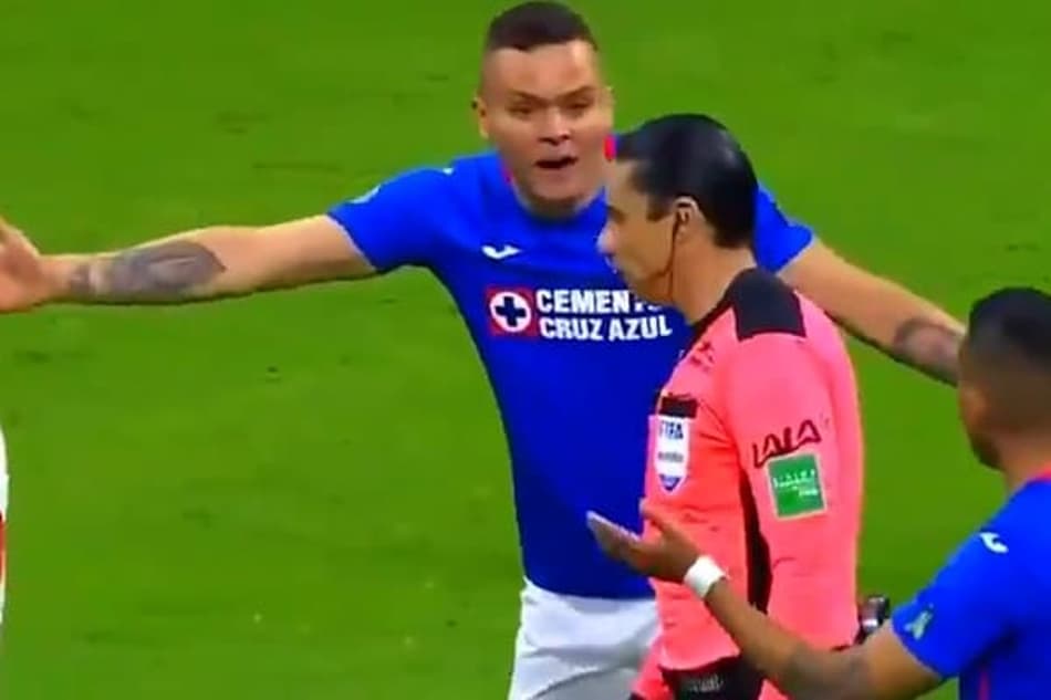 Na Liga MX, gol é evitado por corte providencial do… árbitro?