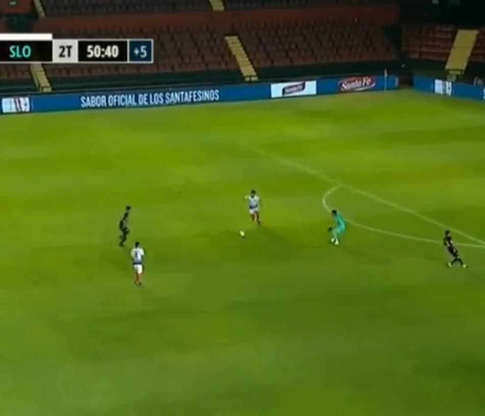 Goleiro e zagueiro cometem falha bizarra em gol na Argentina; Assista