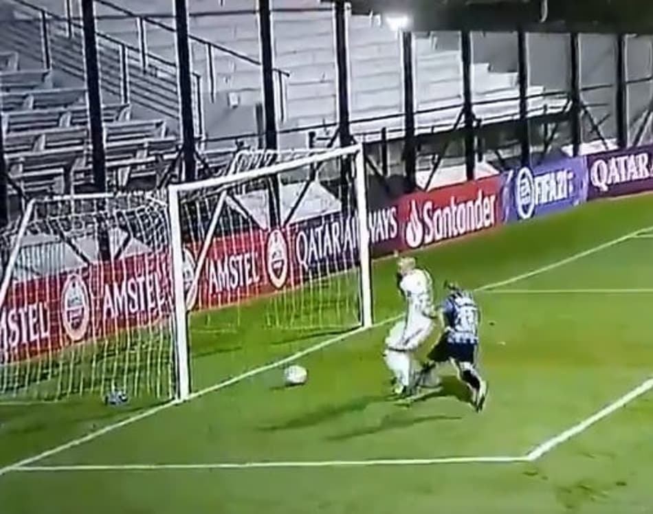 Lance que beira o inacreditável marca a abertura da Libertadores; Assista