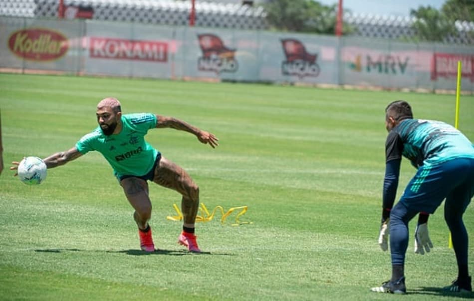 Finalizações e clima leve: assista a imagens do último treino do Flamengo antes da ‘final’