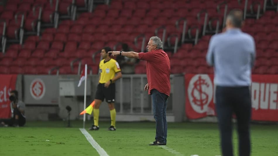 Abel Braga reclama da arbitragem após empate no Beira-Rio