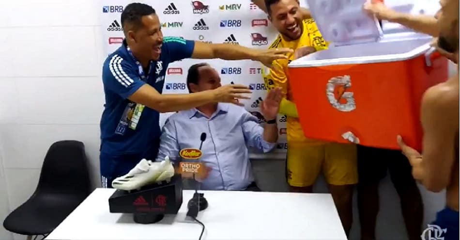VÍDEO: Jogadores do Flamengo interrompem coletiva e dão ‘banho’ em Rogério Ceni