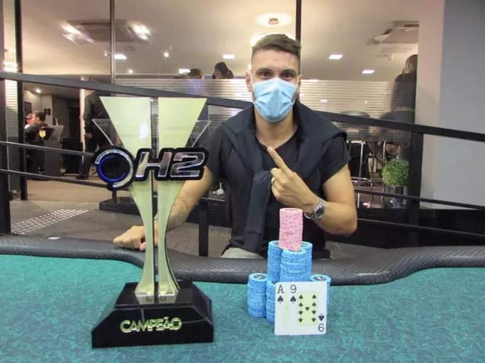 Moisés vence torneio de pôquer