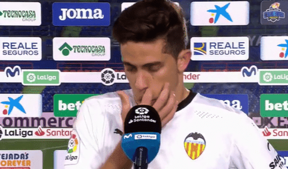 Zagueiro brasileiro vai às lágrimas ao falar da situação do Valencia no Espanhol