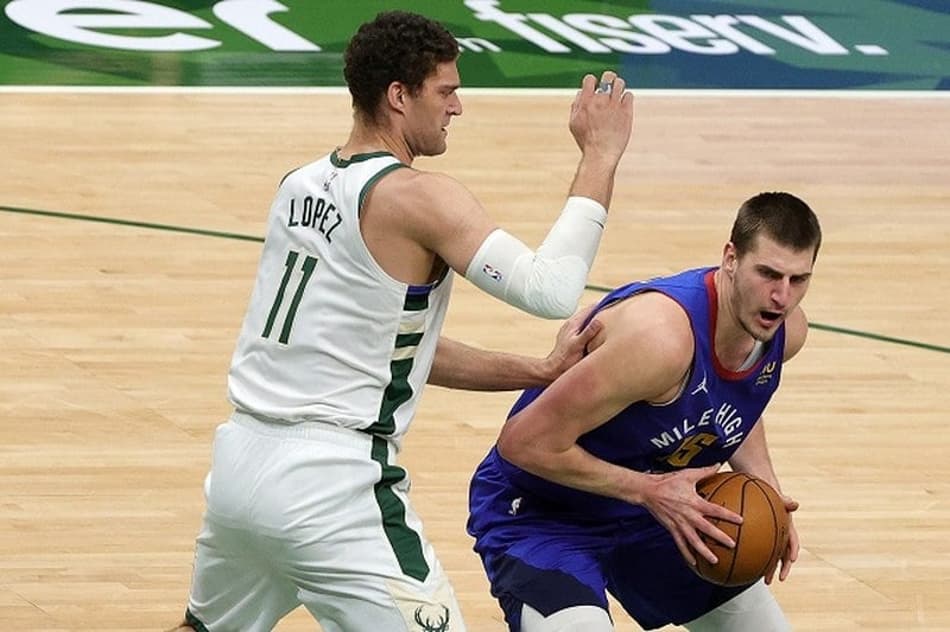 Jokic domina, faz triplo-duplo e Nuggets atropela Bucks