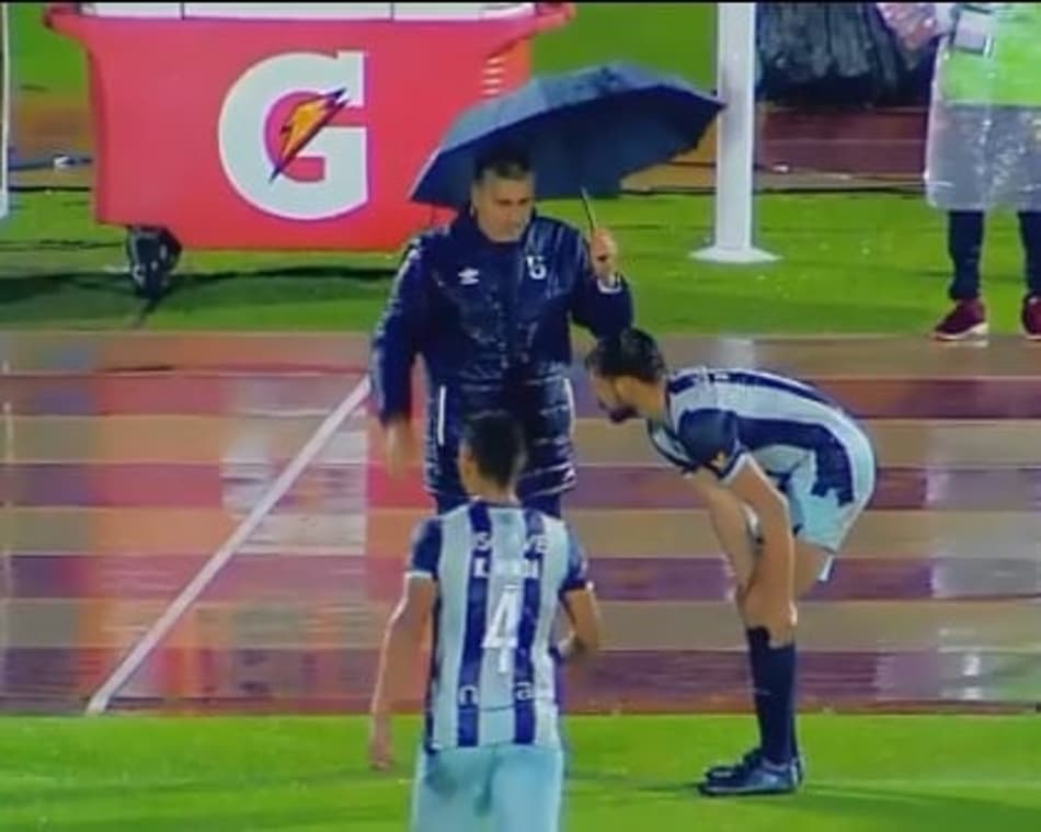 Libertadores raiz! Técnico comanda seu time de guarda-chuva