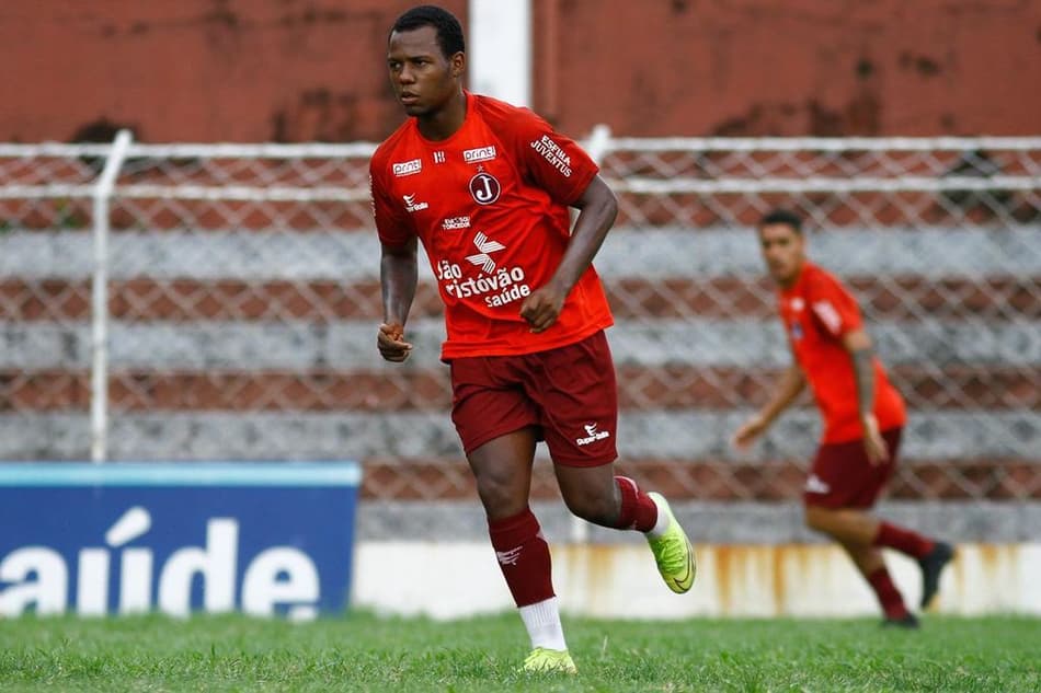 Volante do Juventus lamenta ter ficado de fora do Paulista: "triste, mas com os pés no chão"