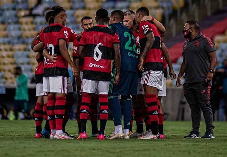 Bastidores: Gabriel Batista e Natan puxam coro de motivação antes de vitória do Flamengo; assista