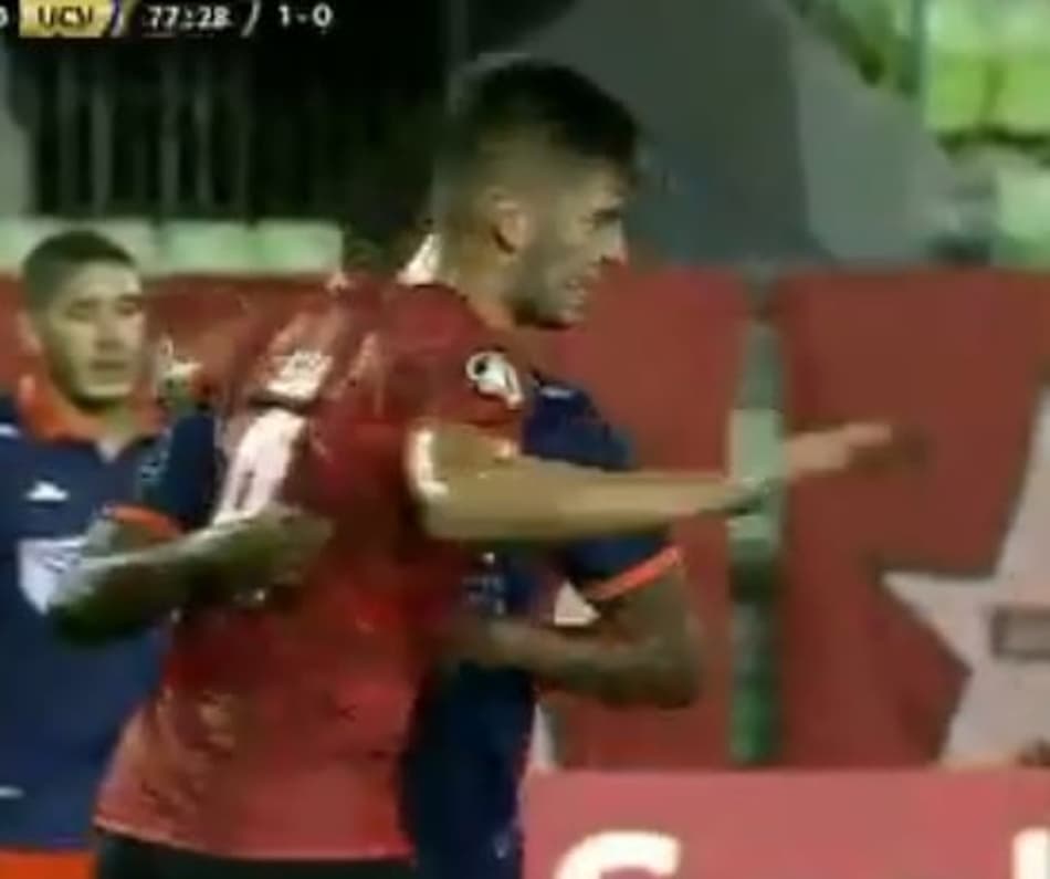 UFC ou Libertadores? Irritado, jogador acerta um soco no rival