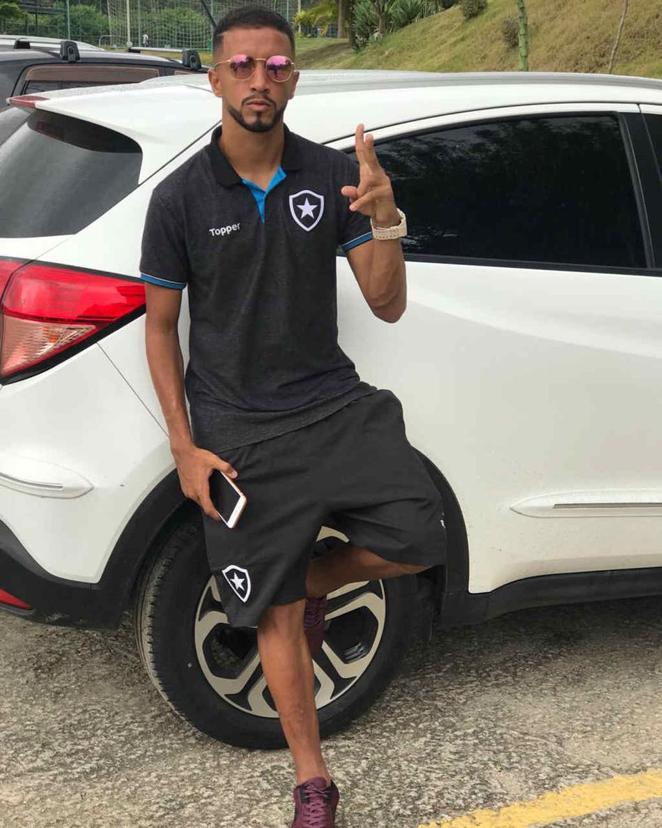 Caio Alexandre, do Botafogo, é assaltado e perde carro: ‘Graças a Deus está tudo bem comigo’