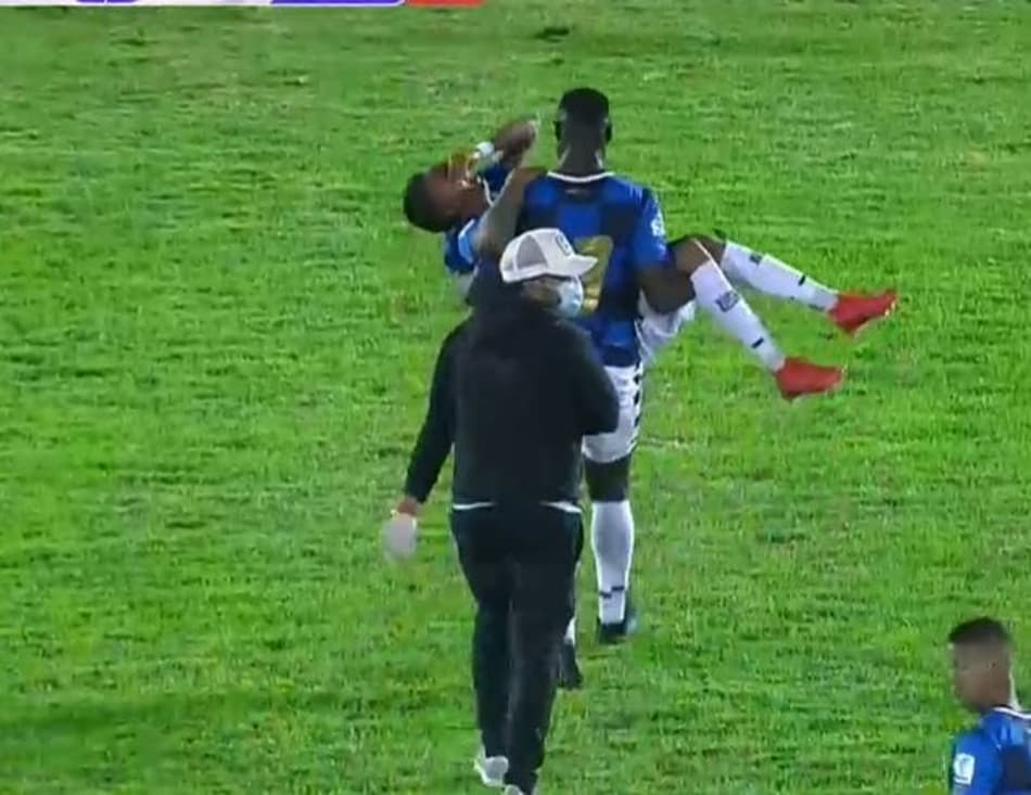 Na Colômbia, jogador é carregado para fora de campo pelo companheiro