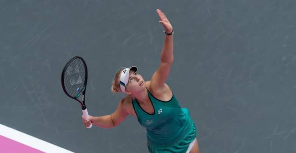 Aos 18 anos, Clara Tauson brilha e saca durante partida do WTA de Lyon
