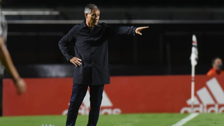 Holan analisa estreia com derrota pelo Santos e lamenta erros individuais