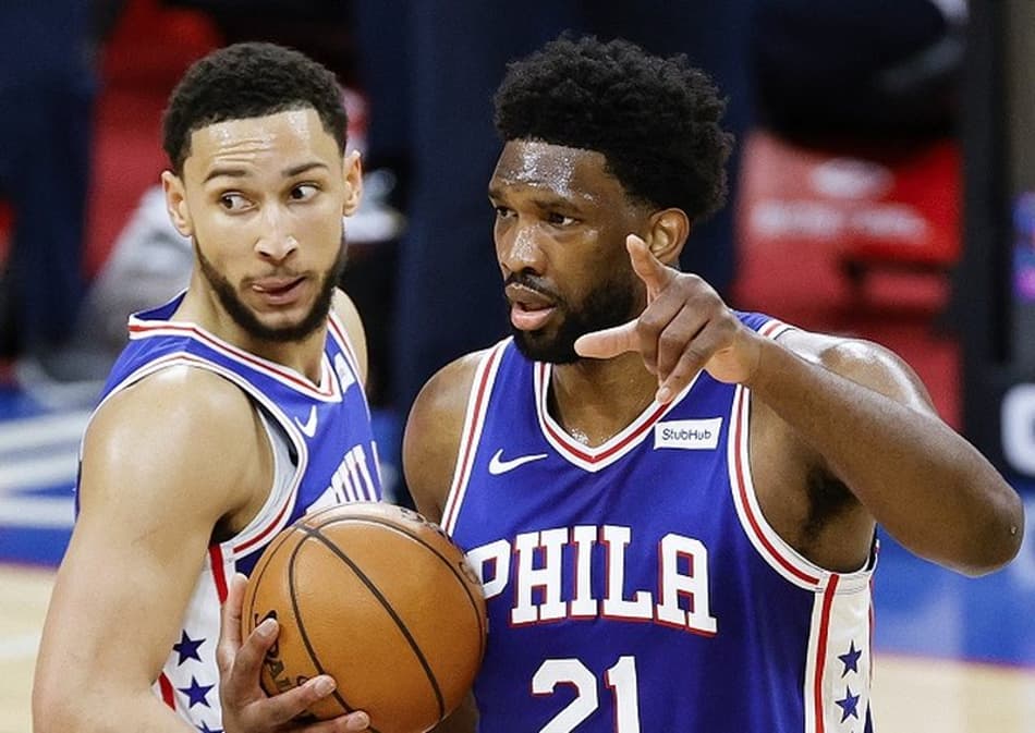 Frustrado com a arbitragem, Joel Embiid reclama após vitória