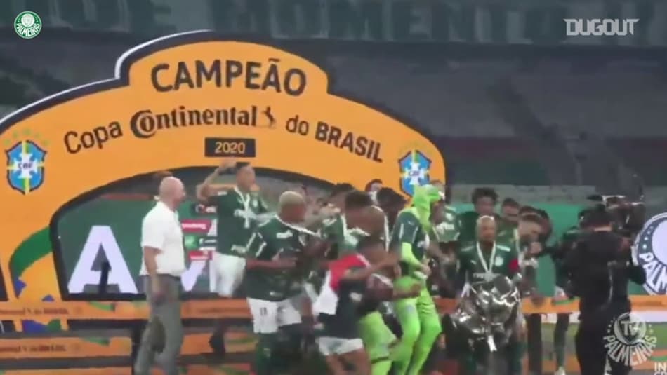 Veja a comemoração do Palmeiras com a taça da Copa do Brasil