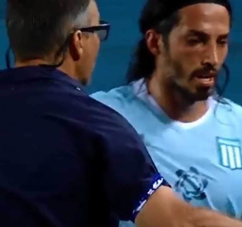 Técnico se desentende com atleta após substituição; Assista